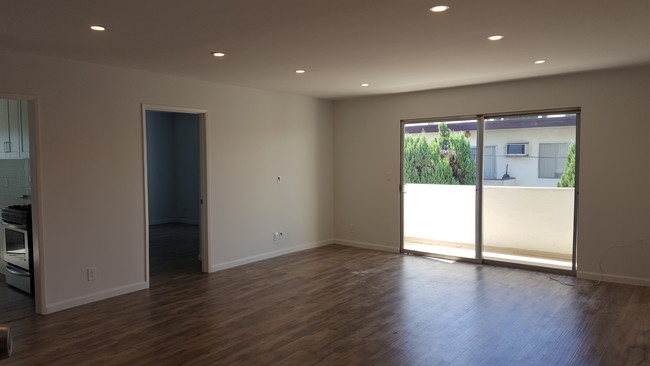 Living room huge - 929 S Bedford St