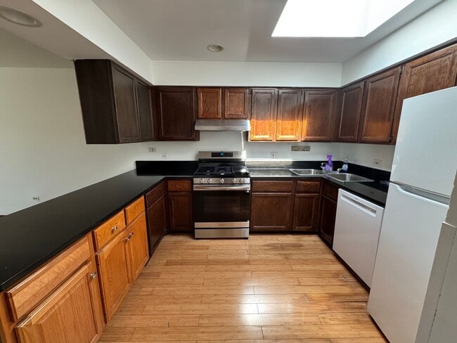 Foto del edificio - Spacious 2BR Townhome in West Ridge – 1,80...
