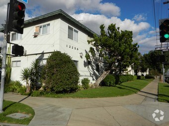 Primary Photo - 12255 Vanowen St