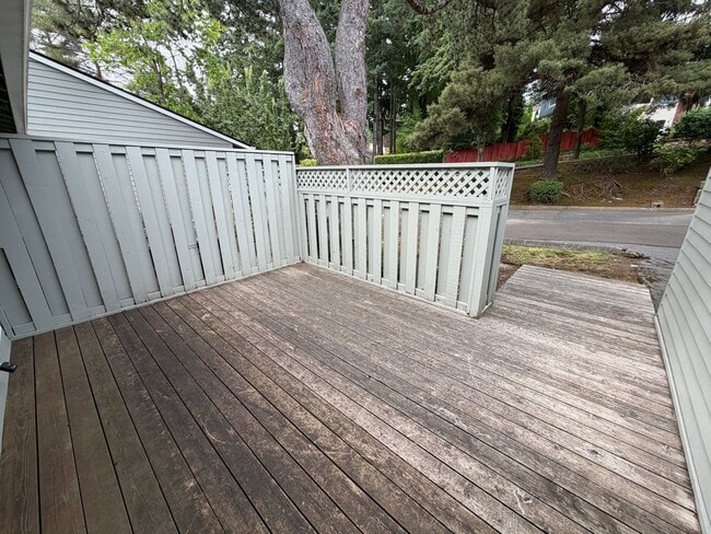 Building Photo - Charming Condo Located in the Highly Desirable Mountain Park Neighborhood of Lake Oswego.