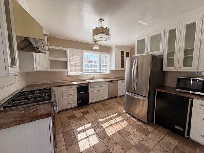 Building Photo - 200 E Morrison Ave