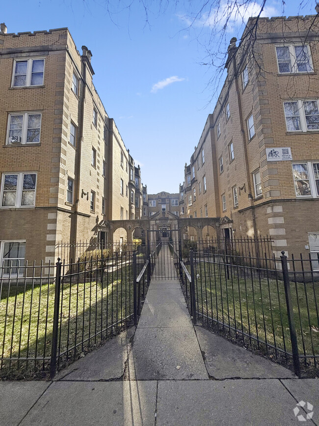 Building Photo - 7405 N Damen Ave