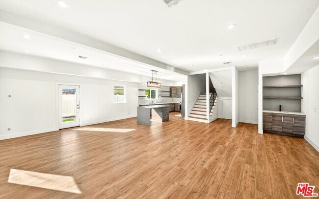 Foto del edificio - 5641 Riverton Ave