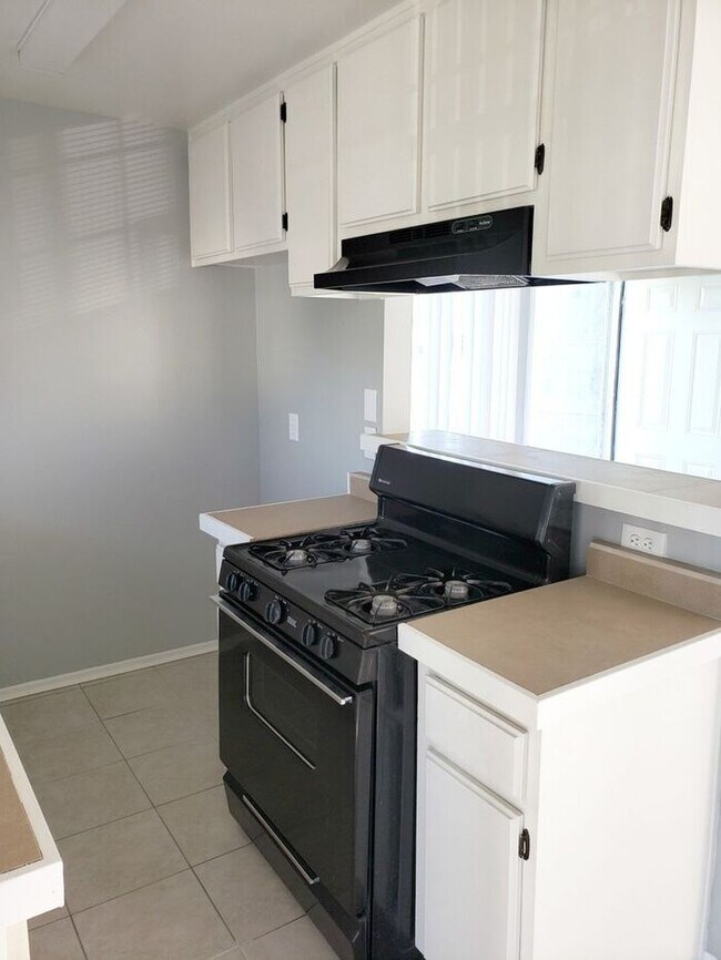 Building Photo - Top floor 1 bedroom with balcony and parking