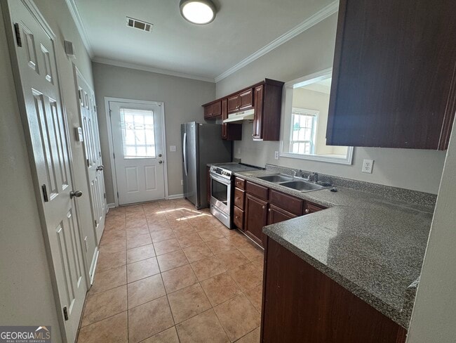 Building Photo - 272 Village Dr