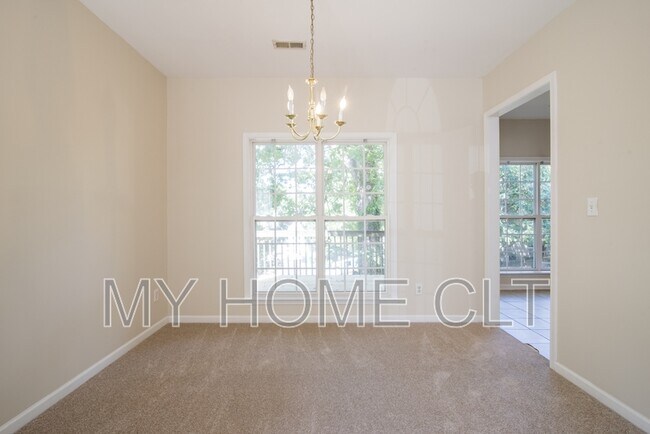 Foto del edificio - 15012 Rothesay Dr