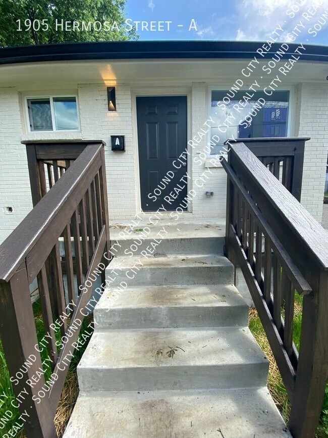 Building Photo - AVAILABLE NOW!! Across from Fisk Universit...