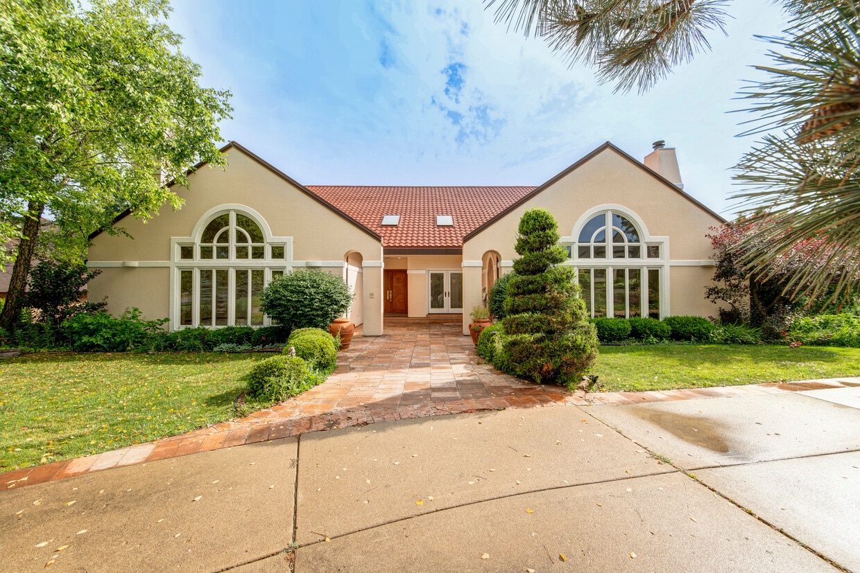 Foto principal - 8170 Lake Ridge Dr