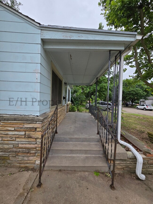 Building Photo - 826 S Fountain St