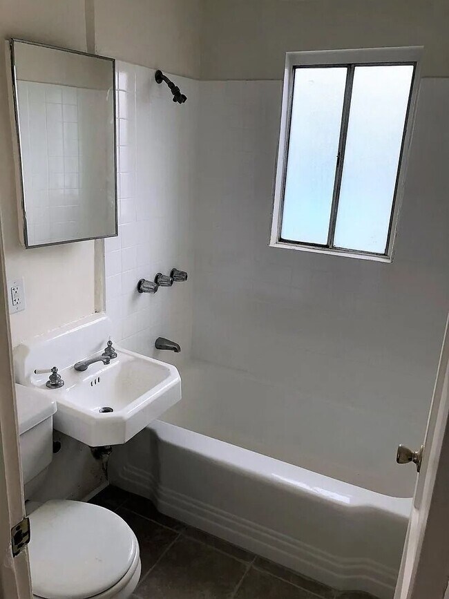 Foto del edificio - 11329 Hamlin St
