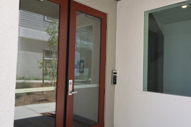 Foto del edificio - "Chic 1-Bedroom Retreat with Spacious Living in Valencia – 915 Sq Ft of Comfort!"