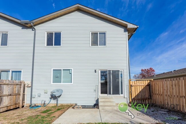 Building Photo - Stunning 3 Bed 2.5 Bath close to highways and shopping!