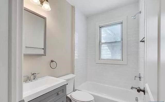 Building Photo - 453 Banta Ave
