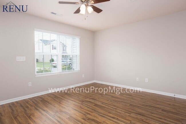 Building Photo - Available Now! 3 Beds & 2.5 Baths!