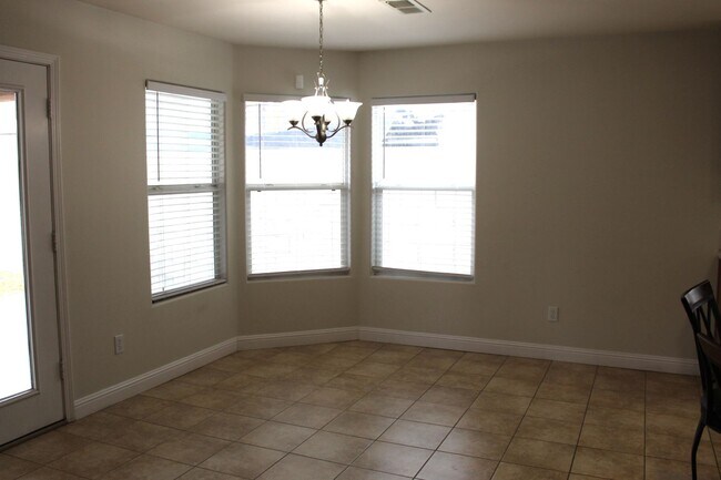 Foto del edificio - Beautiful Spacious Home for Rent Near Hosking and Mckee Area