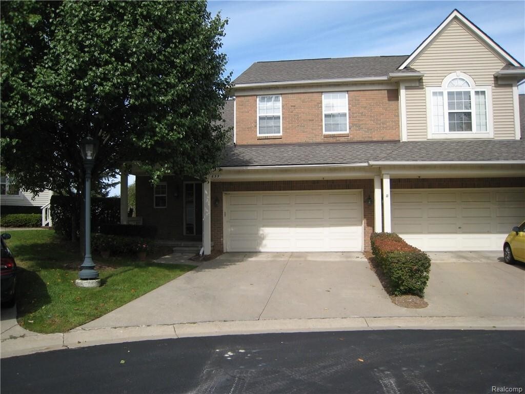 Primary Photo - 635 W Bluff Ct