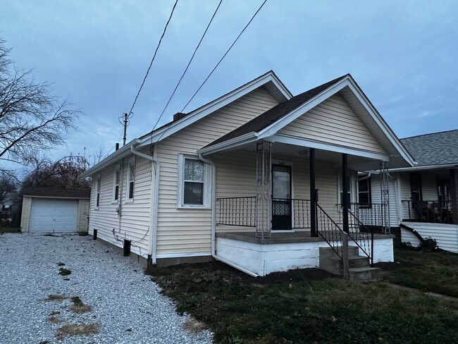 Building Photo - Charming updated 2bedroom home ready to lease