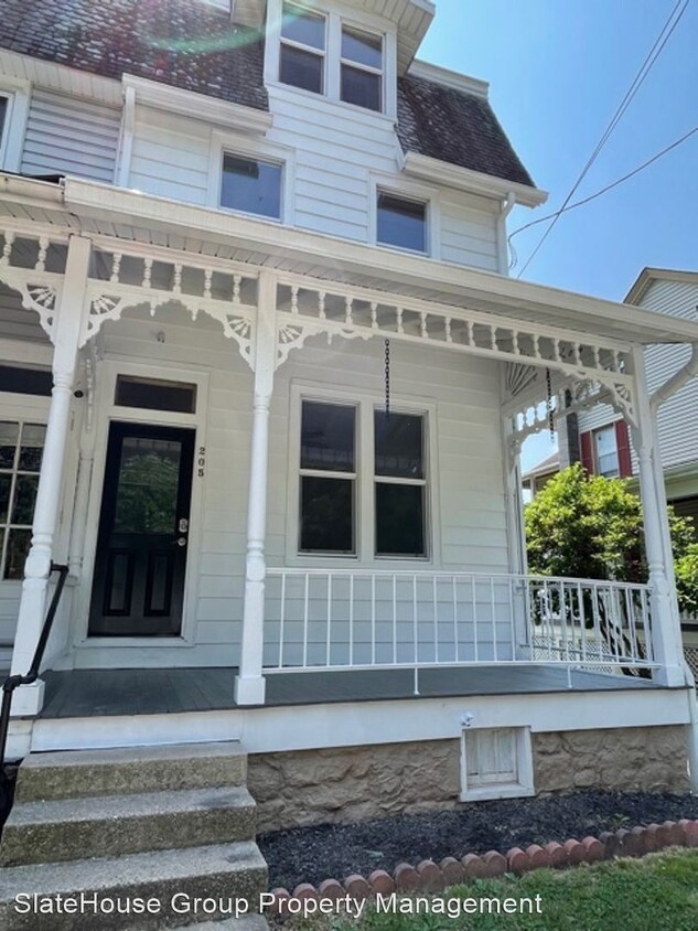 Primary Photo - 3 br, 2.5 bath House - 205 W Main St