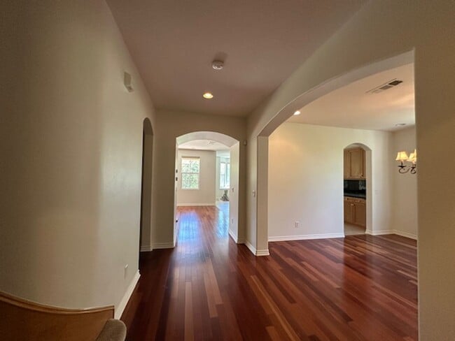 Foto del edificio - Stunning Executive home with loads of cust...