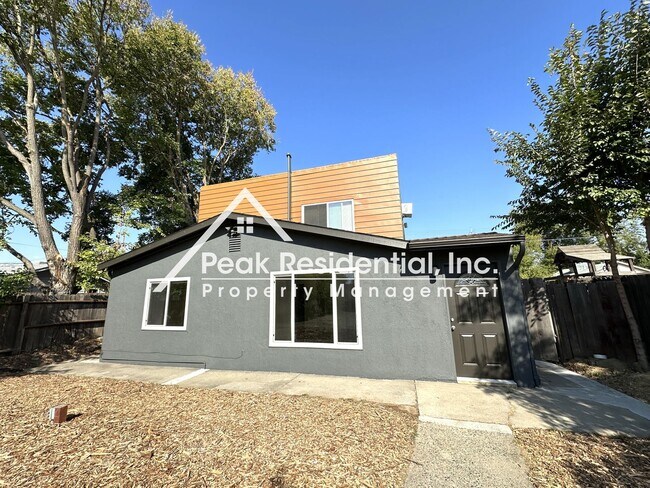 Foto del edificio - Spacious 2bd/1ba Lower Apartment with 1 Car Garage