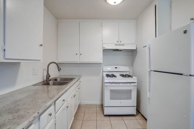 Building Photo - Secure, Courtyard-Style Apartments in Park...