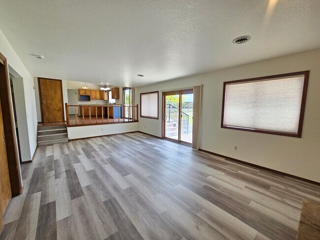 Building Photo - Beautiful 4 Bedroom Home on the Lake-May Rent FREE!