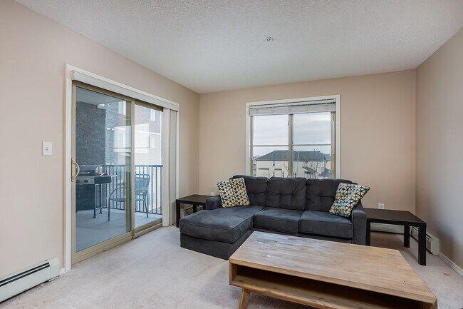 Photo du bâtiment - Convenient 2B/2B Condo located in Saddleridge next to LRT (IP033)