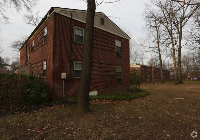 Building Photo - Oakwood Gardens