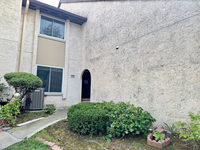 Building Photo - 170 Thoreau Dr