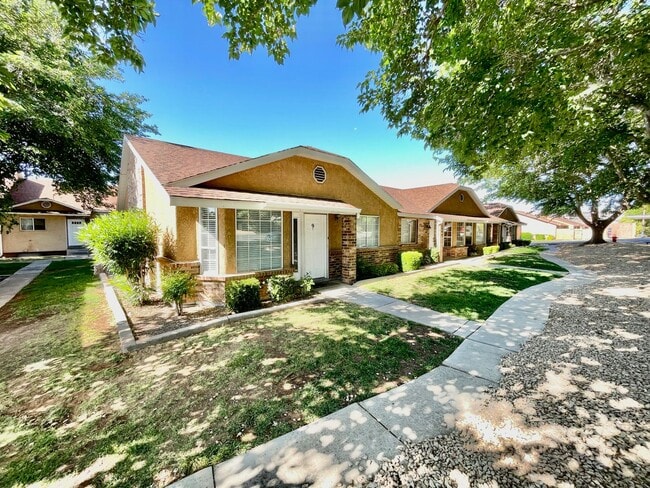 Building Photo - Conveniently Located Two-Bedroom Townhome