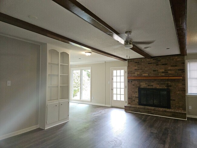 Foto del edificio - 4261 Woodland Drive