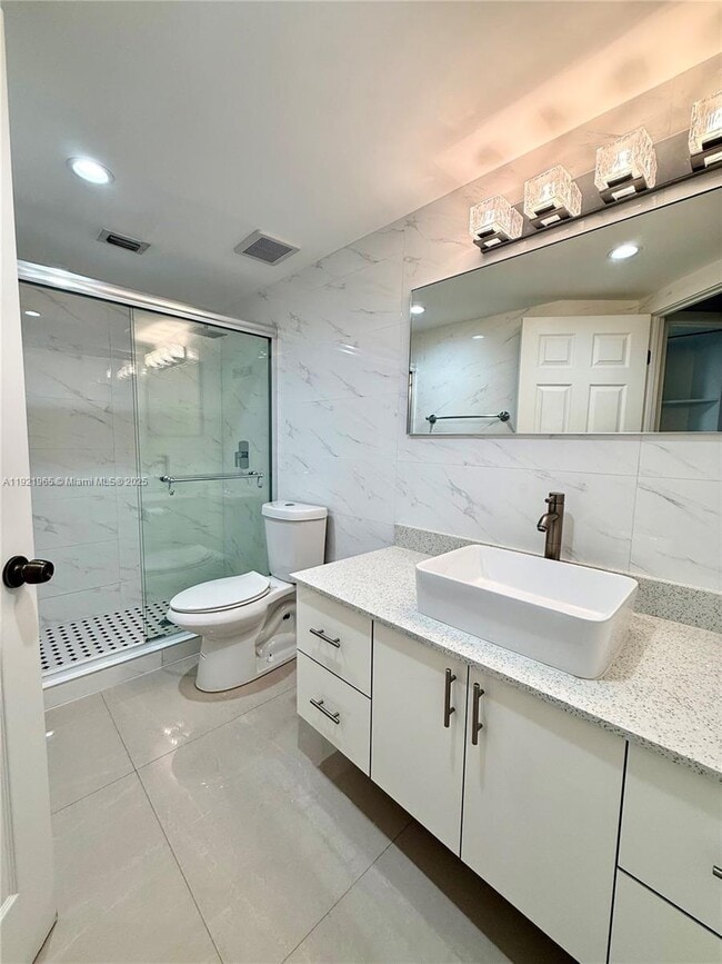 Foto del edificio - 8290 Lake Dr