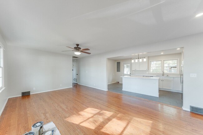 Foto del edificio - Fully remodeled 4 Bed / 2 bath ranch home