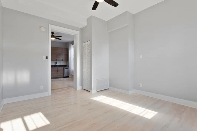 Building Photo - Modern 2 Bed 1 Bath in the Lakeview area