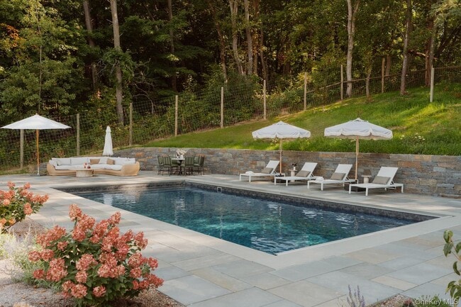 Building Photo - 8000 Albany Post Rd