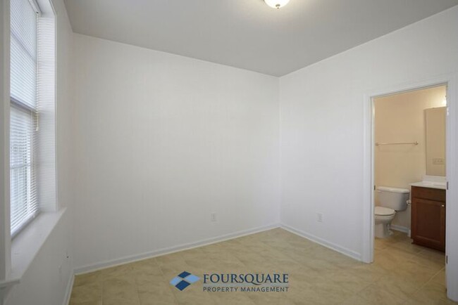 Building Photo - End Unit Townhome | 1st Floor Bedroom W/ F...