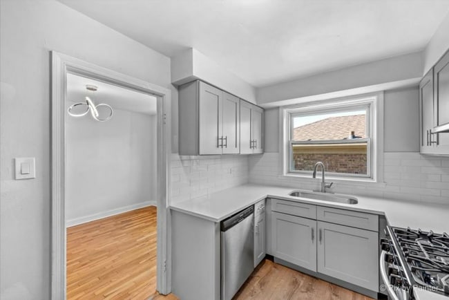 Building Photo - 2735 W Berwyn Ave