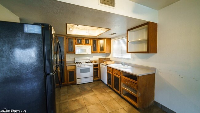 Building Photo - 505 Van Dornum Ave