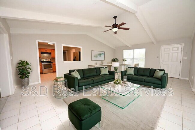 Building Photo - 907 Swann Dr