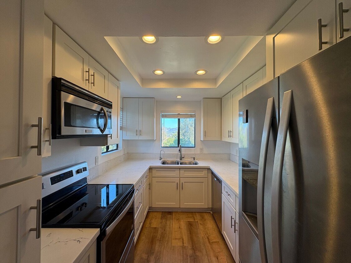 Foto principal - Move-In Ready Condo Overlooking The Height...