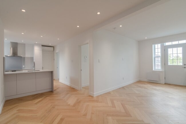 Building Photo - 590 Av Outremont