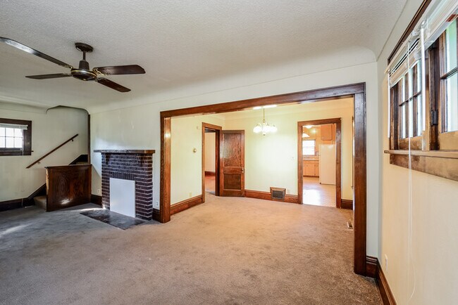 Building Photo - Quick-Move Special! Half Off Rent!