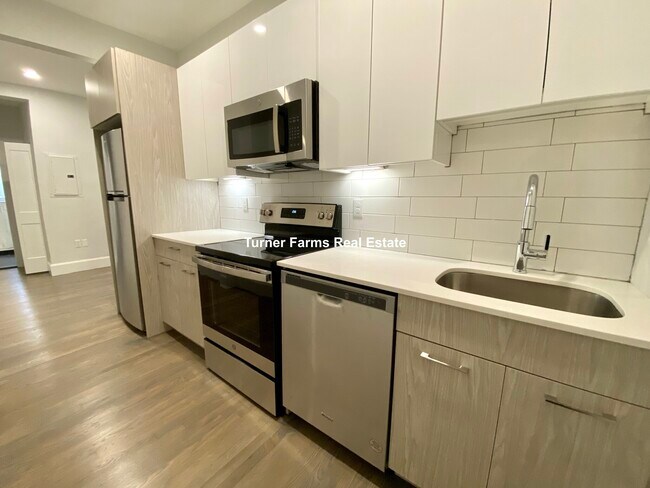 Foto del edificio - 63 Upland Rd