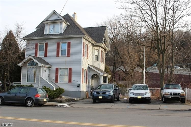 Primary Photo - 242 E Blackwell St