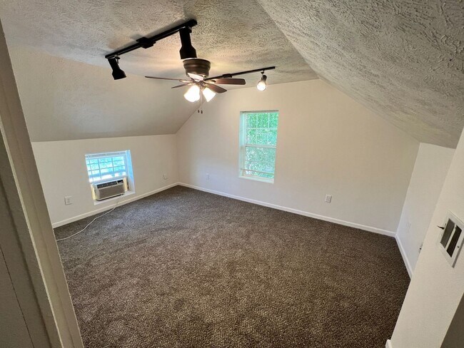 Building Photo - Centrally located, pet friendly, 3 Bedroom...