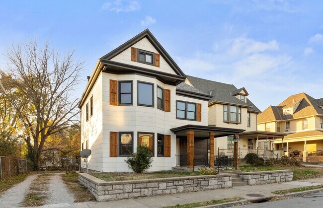 Foto del edificio - Pendleton Heights 4BR—Updated Historic Charm + Modern Comforts | 2,300 sq ft