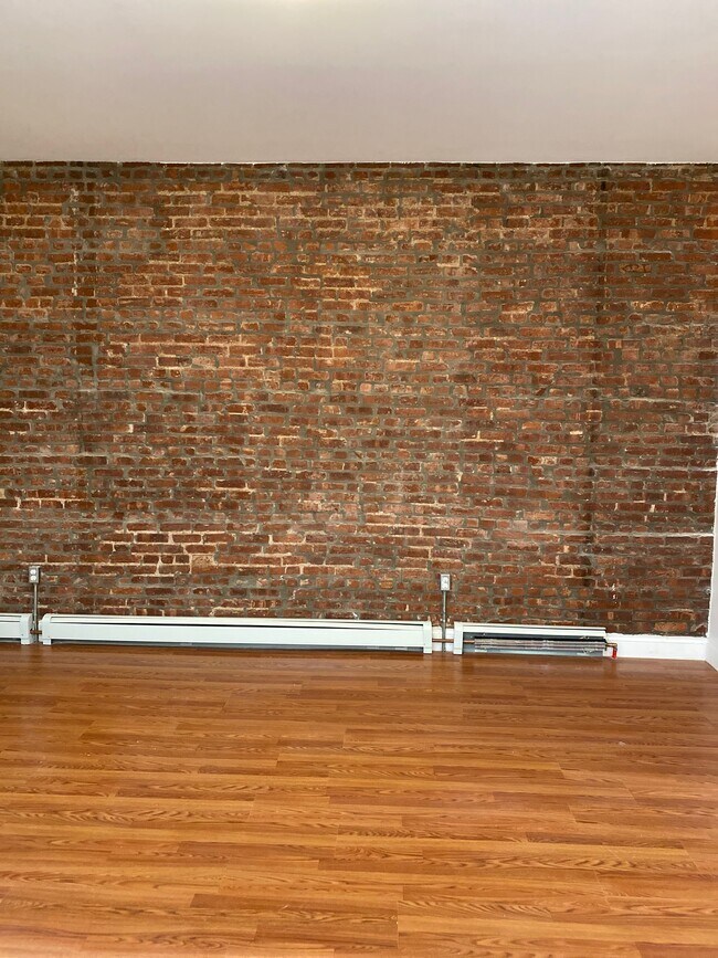 Building Photo - 253 E 28th St