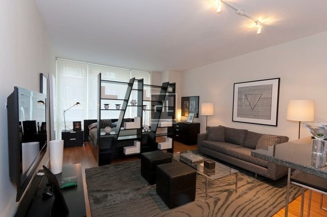 Building Photo - 330 W 39th St