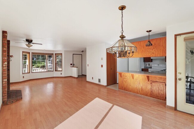 Foto del edificio - 3 Bed 2 Bath - Circle Drive - 2 Acres - Pe...