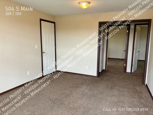 Building Photo - 504 S Main-